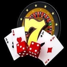 Dealer chuyên nghiệp phát bài trực tiếp tại bàn baccarat Live Casino
