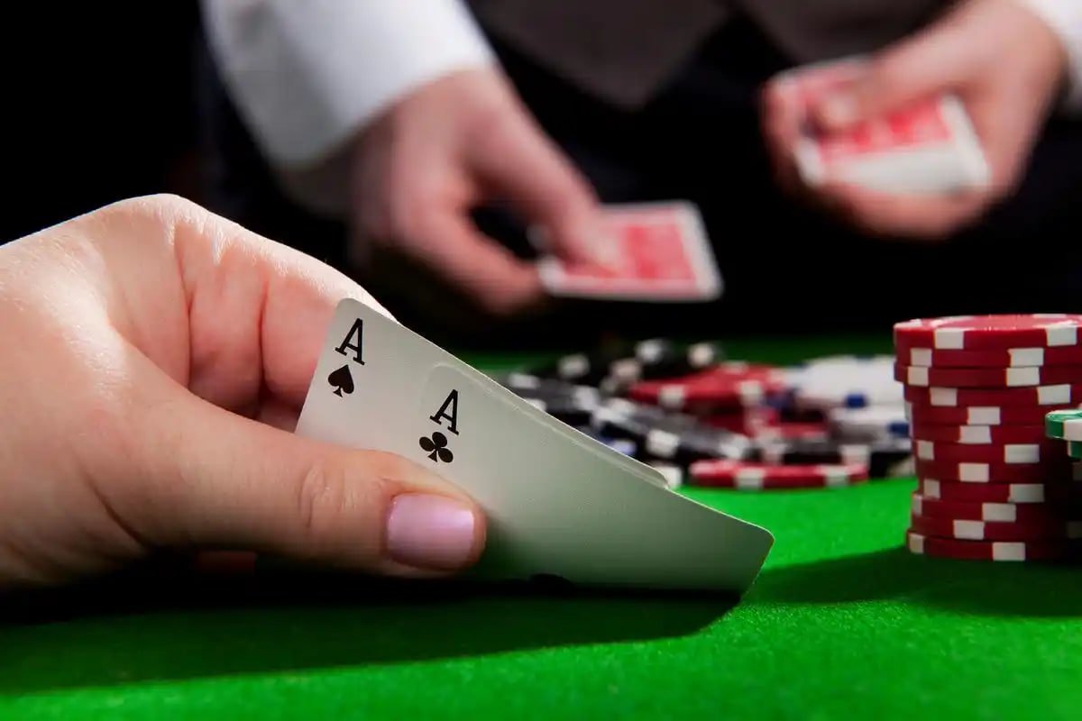 Bàn baccarat Live Casino với giao diện hiện đại và dealer phát bài